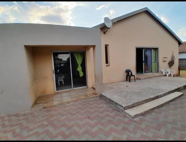 3 BEDROOM HOUSE FOR SALE IN OOS EINDE